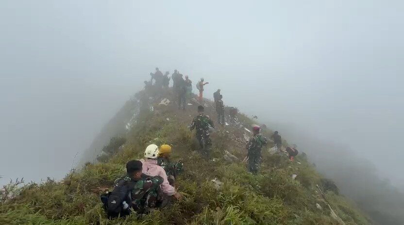 Di Tengah Kabut Tebal dan Angin Kencang, Prajurit TNI AD Kembali Temukan Serpihan Pesawat di Puncak Bulusaraung