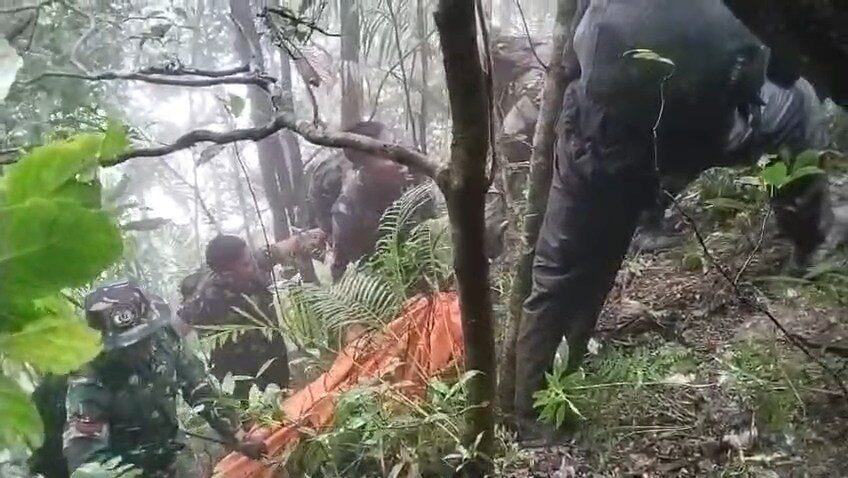 Operasi Kemanusiaan di Bulusaraung, TNI AD Evakuasi Korban Pesawat ATR 42-500