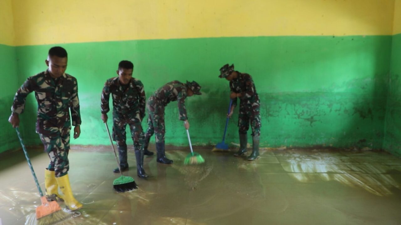 TNI Pulihkan MIN 2 Pidie Jaya Pasca Tertimbun Lumpur Banjir Bandang
