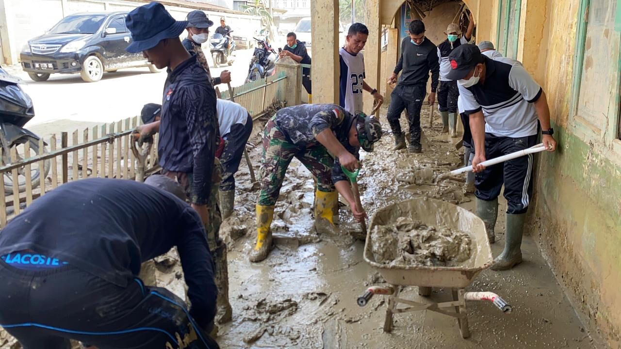 Ratusan Prajurit TNI AD dan Relawan Bersihkan SMA Al-Jamiatul Washliyah Aceh Tamiang