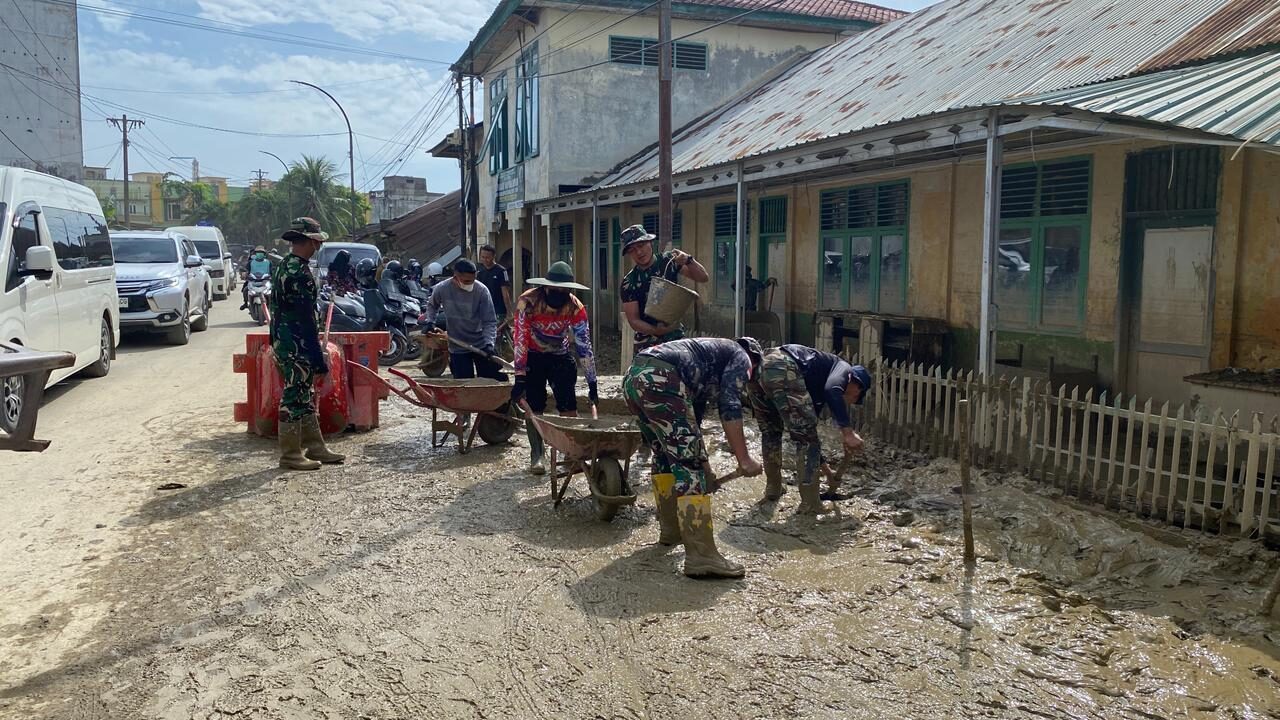 Ratusan Prajurit TNI AD dan Relawan Bersihkan SMA Al-Jamiatul Washliyah Aceh Tamiang