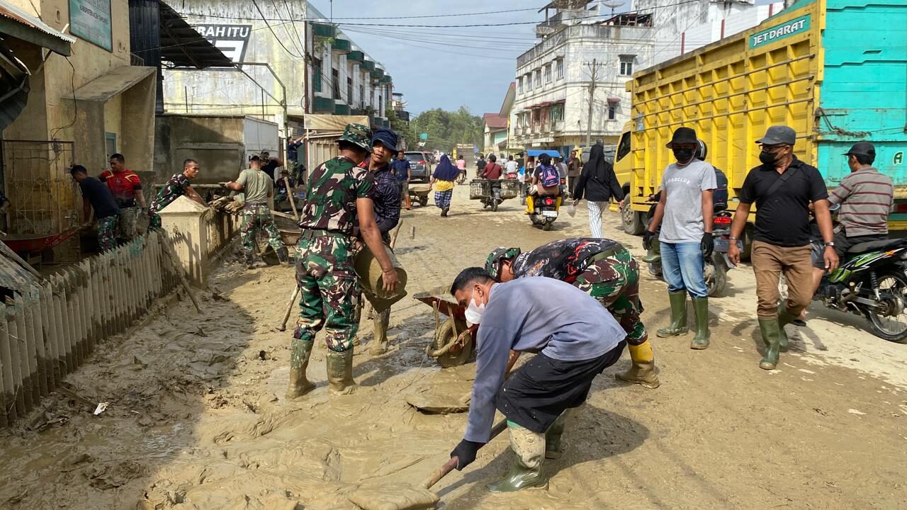 Ratusan Prajurit TNI AD dan Relawan Bersihkan SMA Al-Jamiatul Washliyah Aceh Tamiang