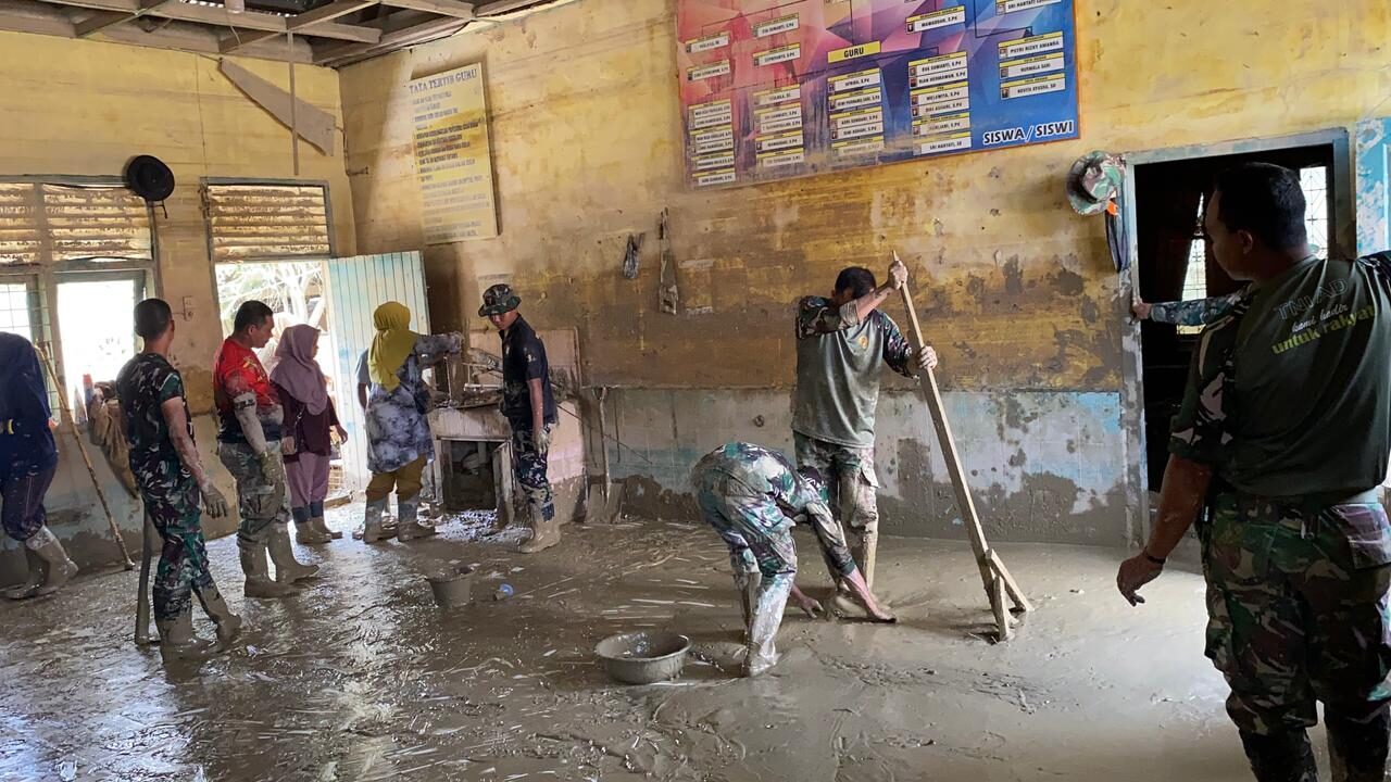 Ratusan Prajurit TNI AD dan Relawan Bersihkan SMA Al-Jamiatul Washliyah Aceh Tamiang