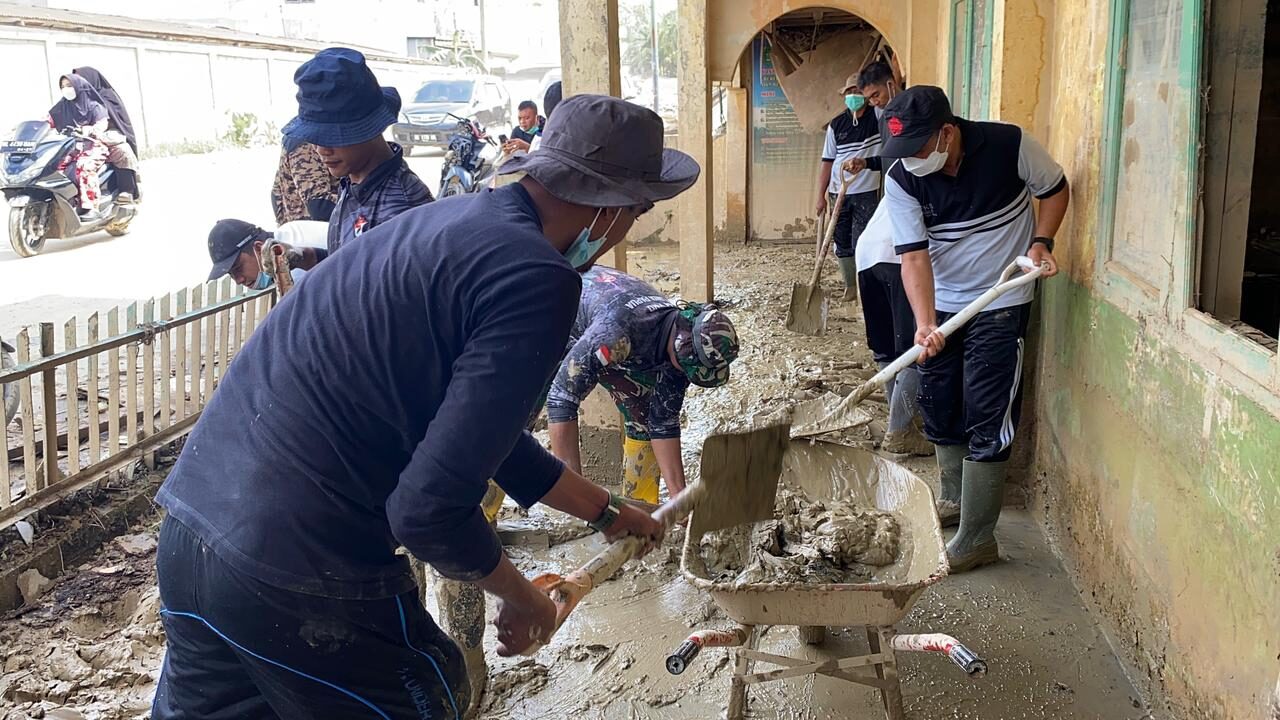 Ratusan Prajurit TNI AD dan Relawan Bersihkan SMA Al-Jamiatul Washliyah Aceh Tamiang