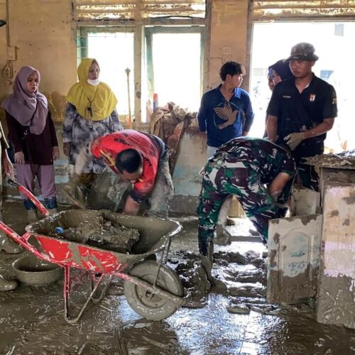 Ratusan Prajurit TNI AD dan Relawan Bersihkan SMA Al-Jamiatul Washliyah Aceh Tamiang