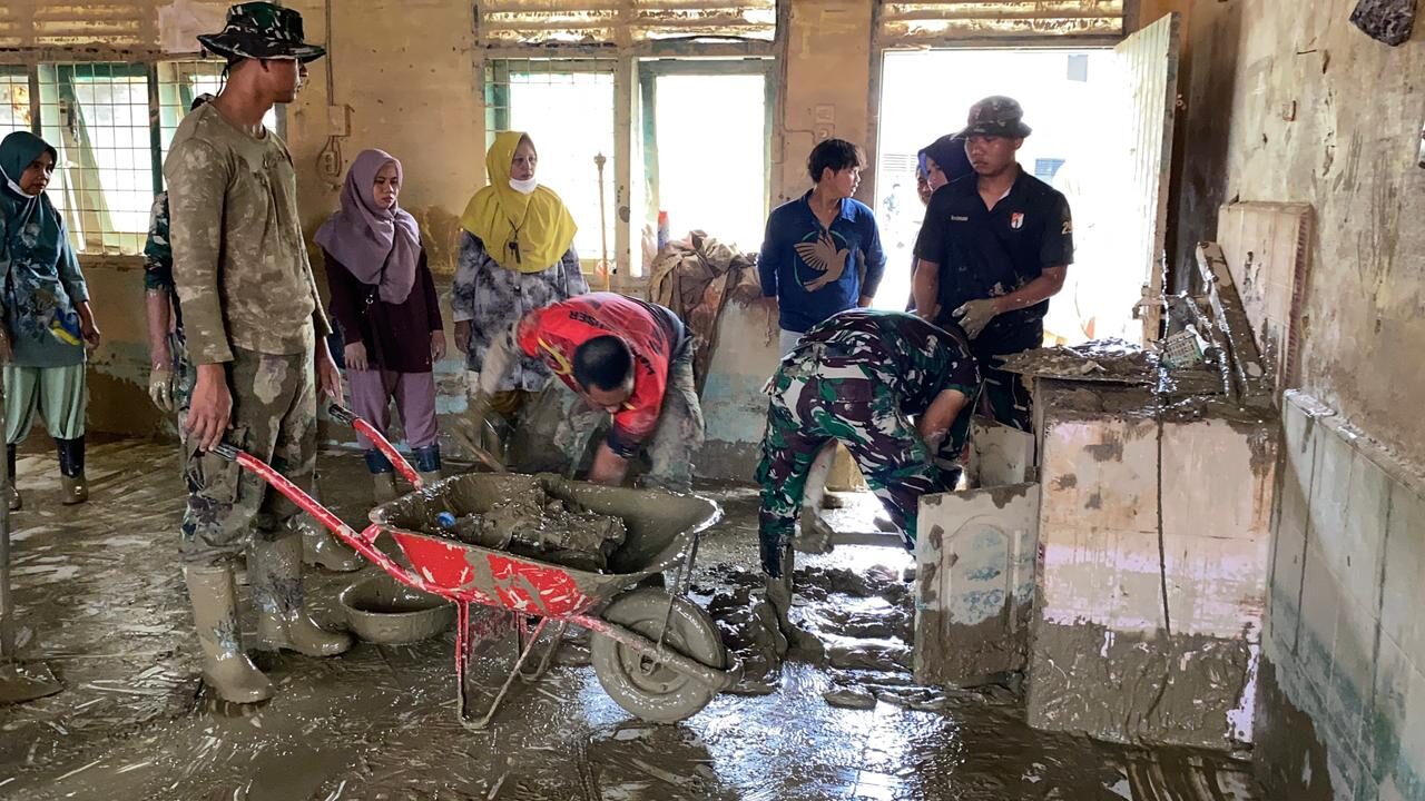 Ratusan Prajurit TNI AD dan Relawan Bersihkan SMA Al-Jamiatul Washliyah Aceh Tamiang