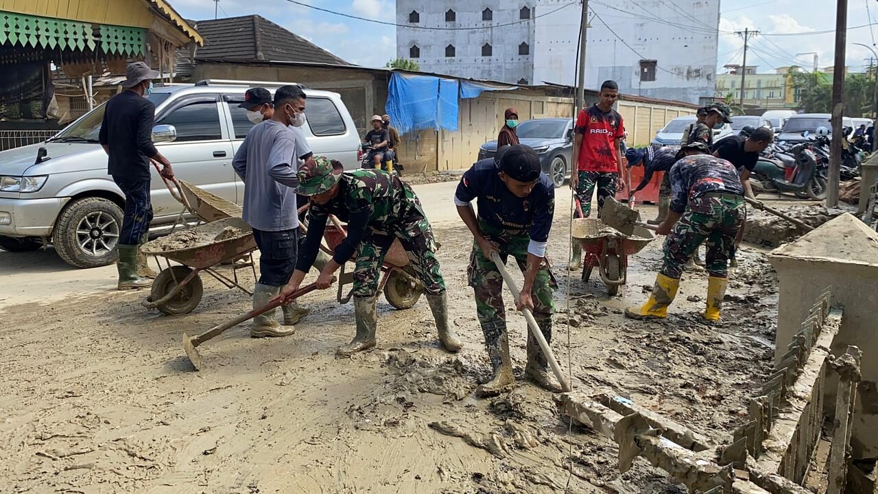 Ratusan Prajurit TNI AD dan Relawan Bersihkan SMA Al-Jamiatul Washliyah Aceh Tamiang