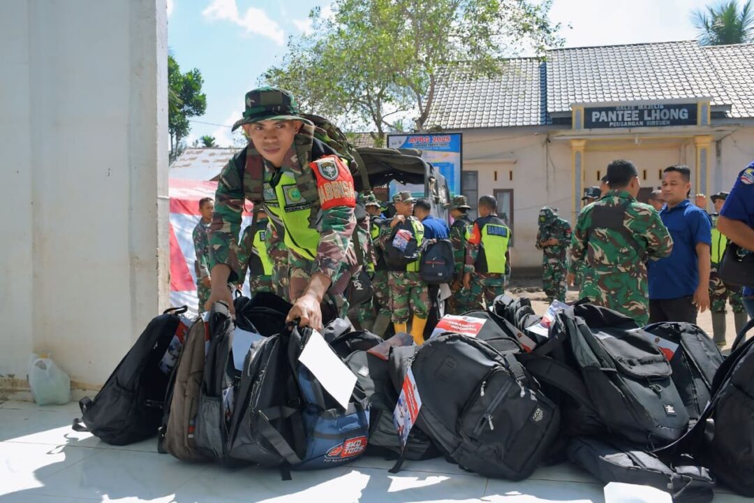 Bantu Anak Terdampak Banjir, TNI AD Salurkan Tas dan Alat Tulis di Bireuen