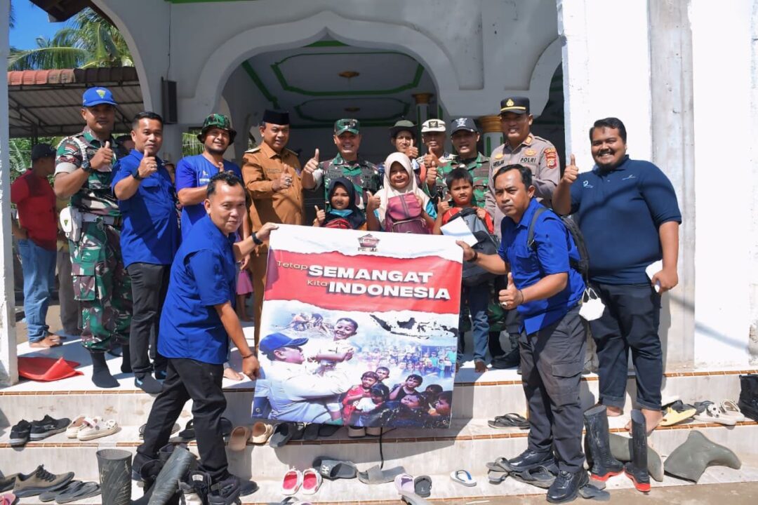 Bantu Anak Terdampak Banjir, TNI AD Salurkan Tas dan Alat Tulis di Bireuen