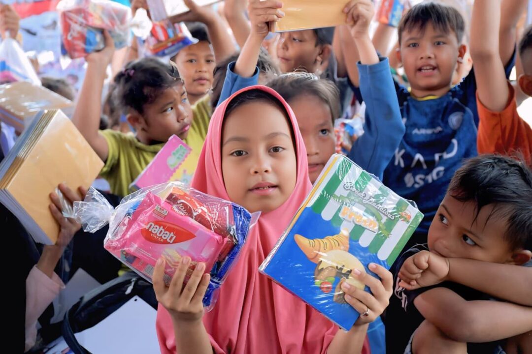 Bantu Anak Terdampak Banjir, TNI AD Salurkan Tas dan Alat Tulis di Bireuen