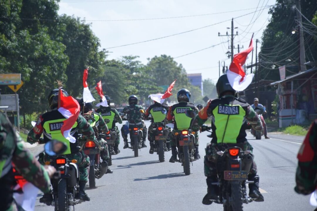 Bantu Anak Terdampak Banjir, TNI AD Salurkan Tas dan Alat Tulis di Bireuen