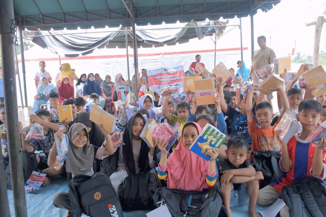 Bantu Anak Terdampak Banjir, TNI AD Salurkan Tas dan Alat Tulis di Bireuen