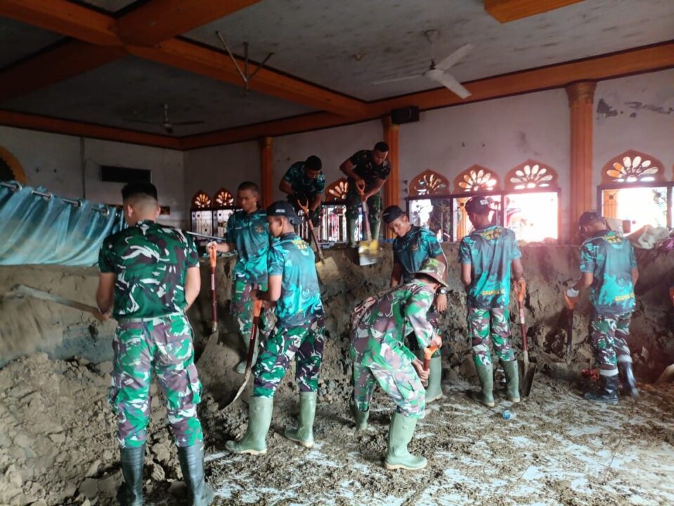 TNI AD Kembali Turun Tangan, Pulihkan Meunasah Terdampak Banjir di Pidie Jaya