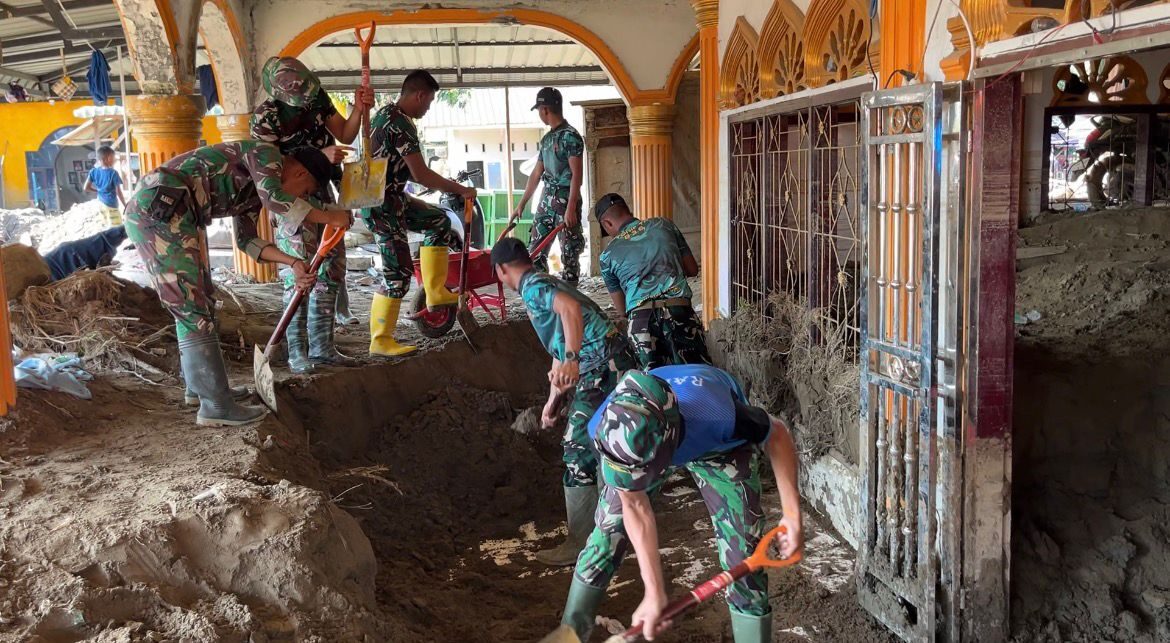 TNI AD Kembali Turun Tangan, Pulihkan Meunasah Terdampak Banjir di Pidie Jaya