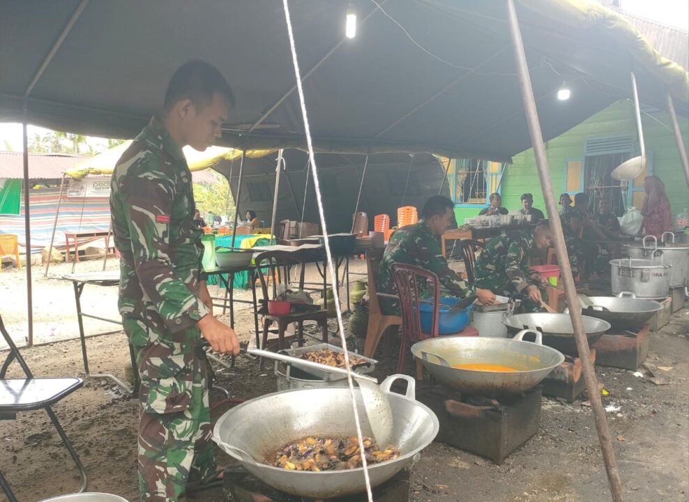 Satgas Bekangdam I/BB Operasikan Dapur Umum untuk Warga Terdampak Banjir di Tolang Julu