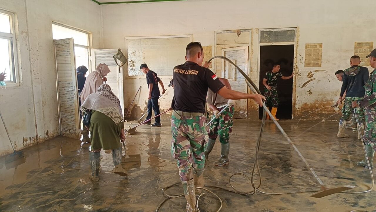 Prajurit TNI, Guru, dan Siswa Gotong Royong Bersihkan SMKN 1 Kuala Simpang