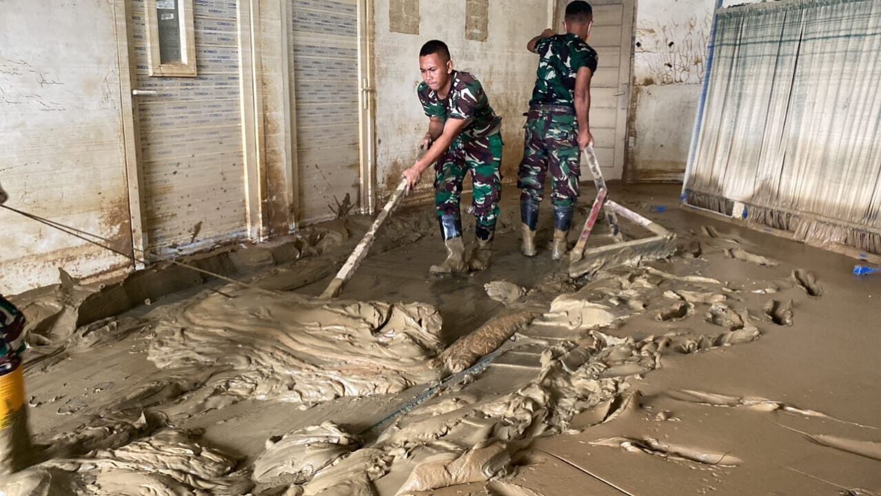 Prajurit TNI, Guru, dan Siswa Gotong Royong Bersihkan SMKN 1 Kuala Simpang