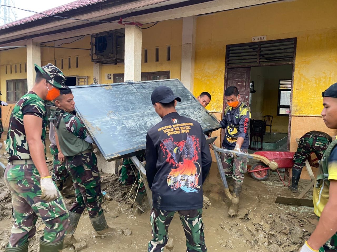 Prajurit TNI, Guru, dan Siswa Gotong Royong Bersihkan SMKN 1 Kuala Simpang