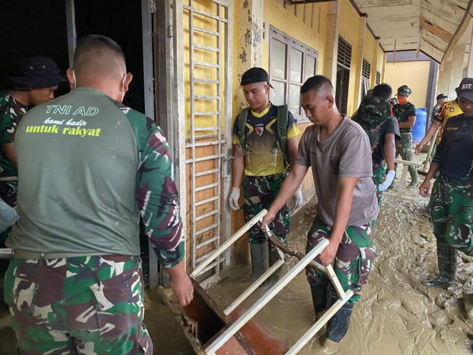 Prajurit TNI, Guru, dan Siswa Gotong Royong Bersihkan SMKN 1 Kuala Simpang