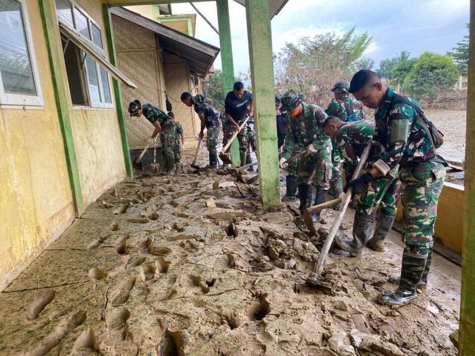 Prajurit TNI, Guru, dan Siswa Gotong Royong Bersihkan SMKN 1 Kuala Simpang