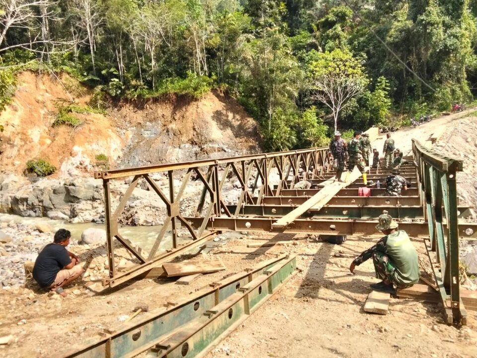 Akses Warga Pulih, TNI AD Tuntaskan Jembatan Bailey di Aek Nabara