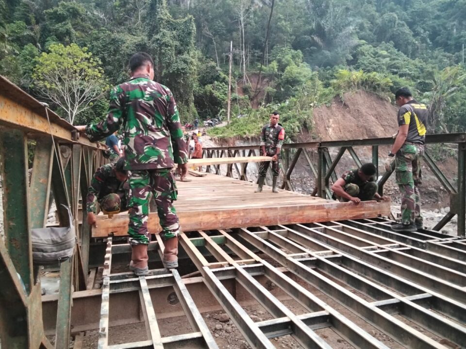 Akses Warga Pulih, TNI AD Tuntaskan Jembatan Bailey di Aek Nabara