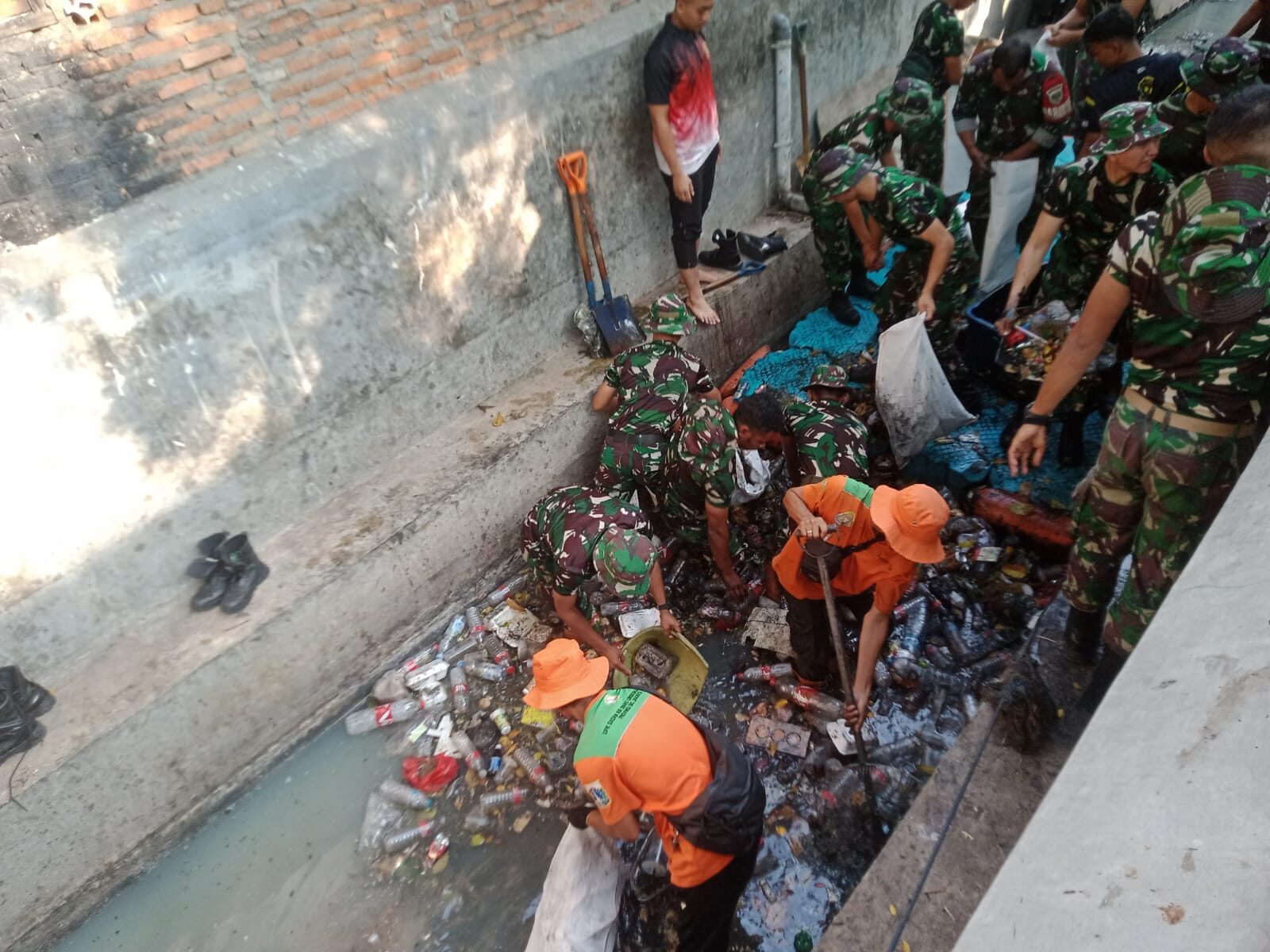 Cegah Banjir dan Jaga Lingkungan, Dispenad Ajak Warga Senen Karya Bakti