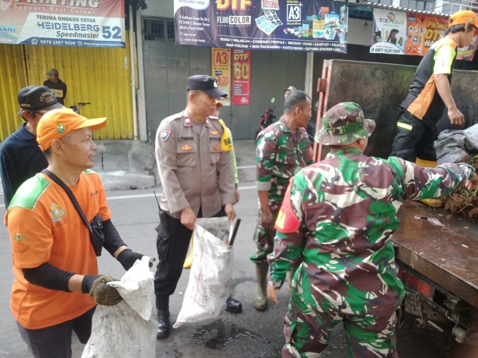 Cegah Banjir dan Jaga Lingkungan, Dispenad Ajak Warga Senen Karya Bakti