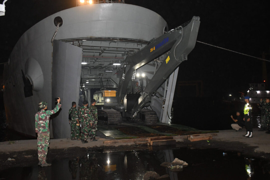 Almatzi Bantuan Kasad untuk Penanganan Bencana Sumut Tiba di Pelabuhan Belawan