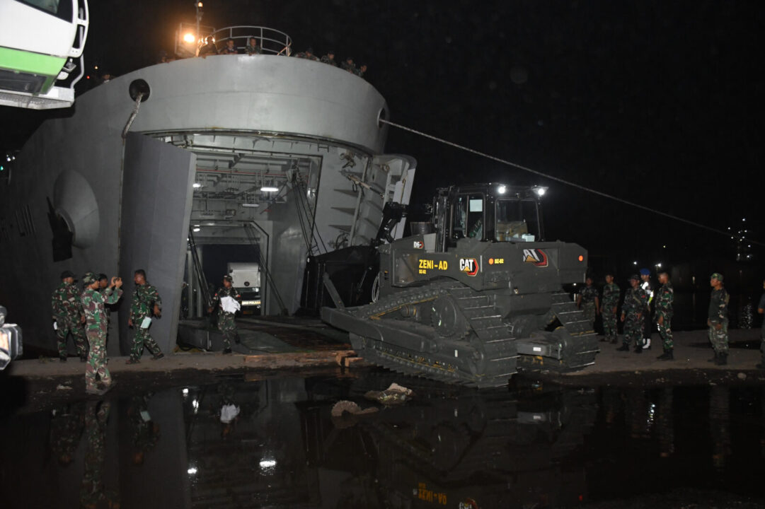 Almatzi Bantuan Kasad untuk Penanganan Bencana Sumut Tiba di Pelabuhan Belawan