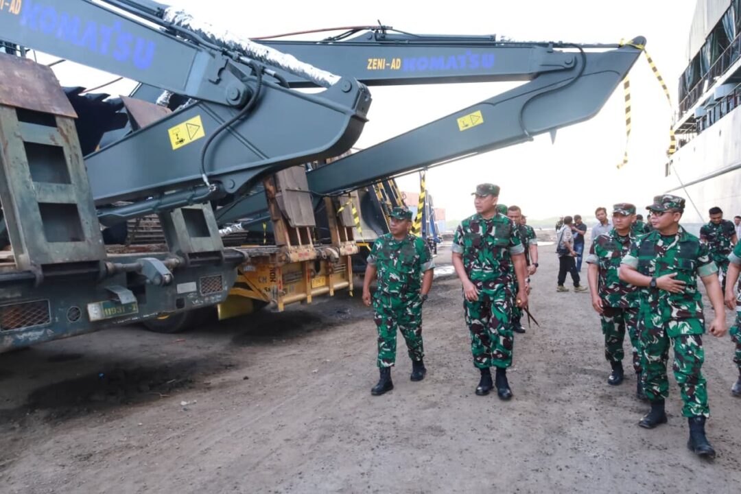 Almatzi Bantuan Kasad untuk Penanganan Bencana Sumut Tiba di Pelabuhan Belawan