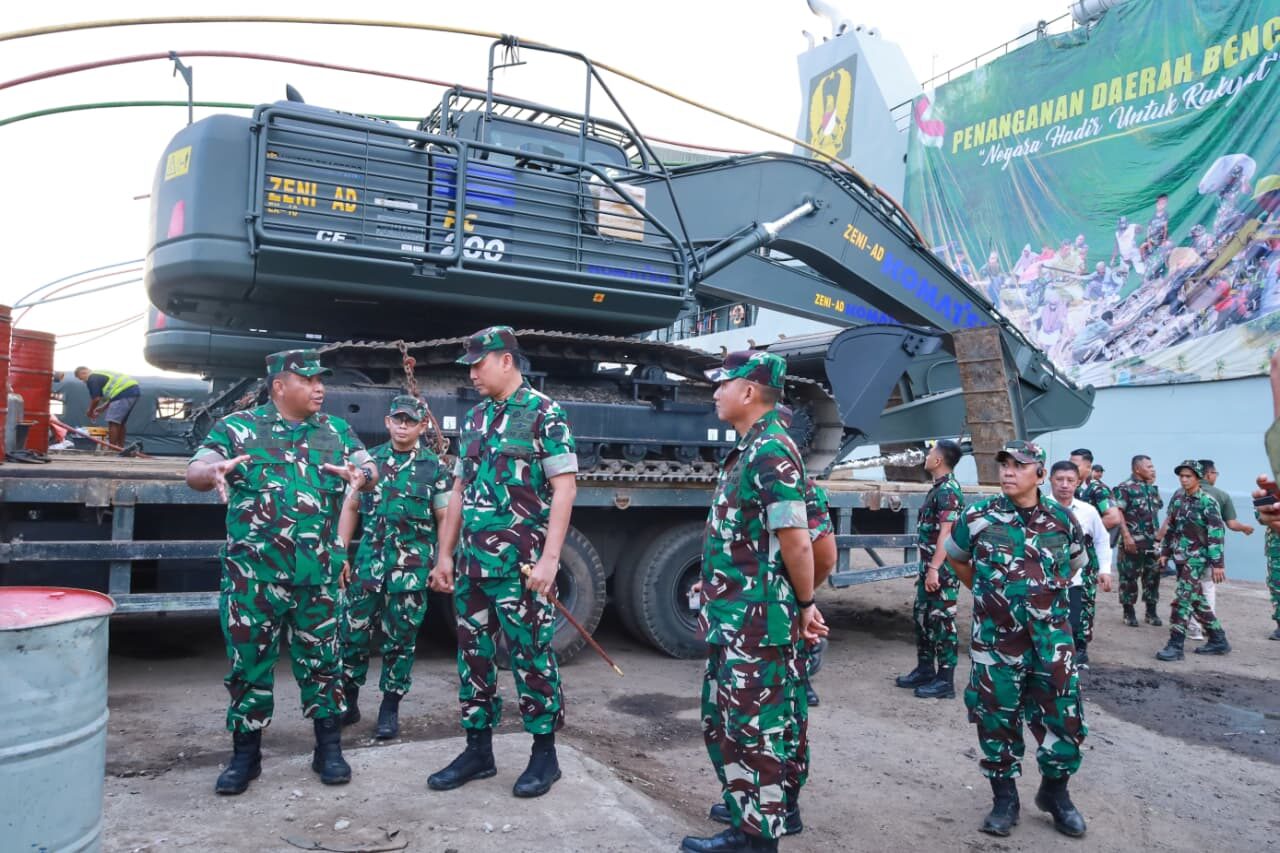 Almatzi Bantuan Kasad untuk Penanganan Bencana Sumut Tiba di Pelabuhan Belawan