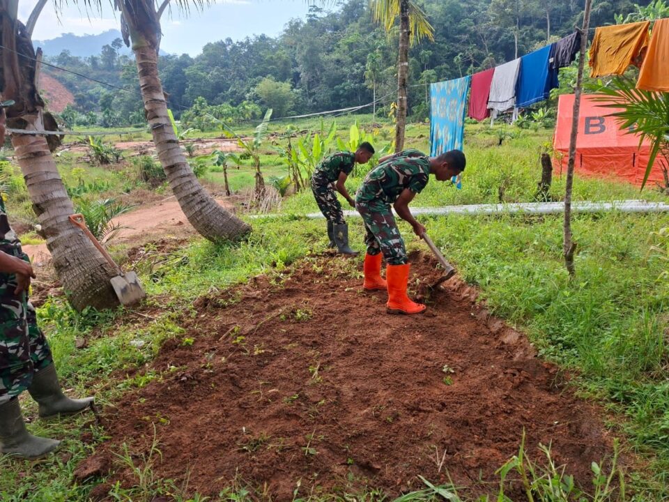 Dukung Tugas Kemanusiaan, TNI AD Bangun MCK untuk Satgas Gulbencal di Tapanuli Tengah