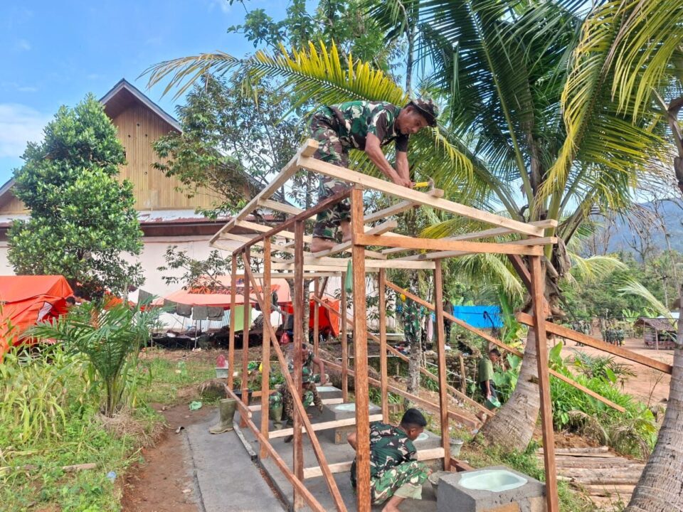 Dukung Tugas Kemanusiaan, TNI AD Bangun MCK untuk Satgas Gulbencal di Tapanuli Tengah