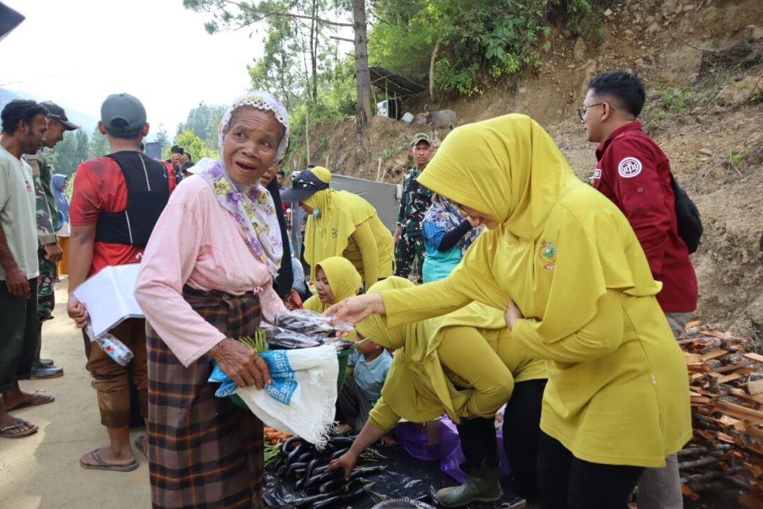 Tembus Medan Sulit Pining, TNI AD Salurkan Bantuan untuk Warga Terdampak Bencana