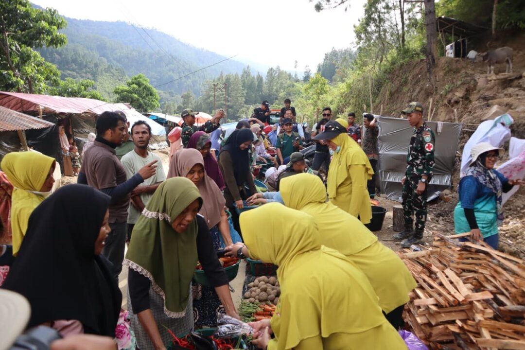 Tembus Medan Sulit Pining, TNI AD Salurkan Bantuan untuk Warga Terdampak Bencana