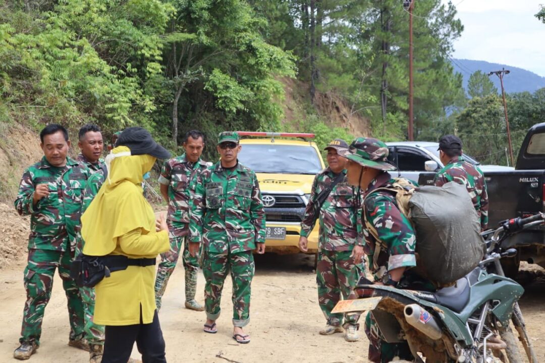 Tembus Medan Sulit Pining, TNI AD Salurkan Bantuan untuk Warga Terdampak Bencana