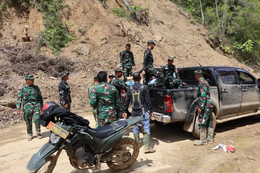 Tembus Medan Sulit Pining, TNI AD Salurkan Bantuan untuk Warga Terdampak Bencana