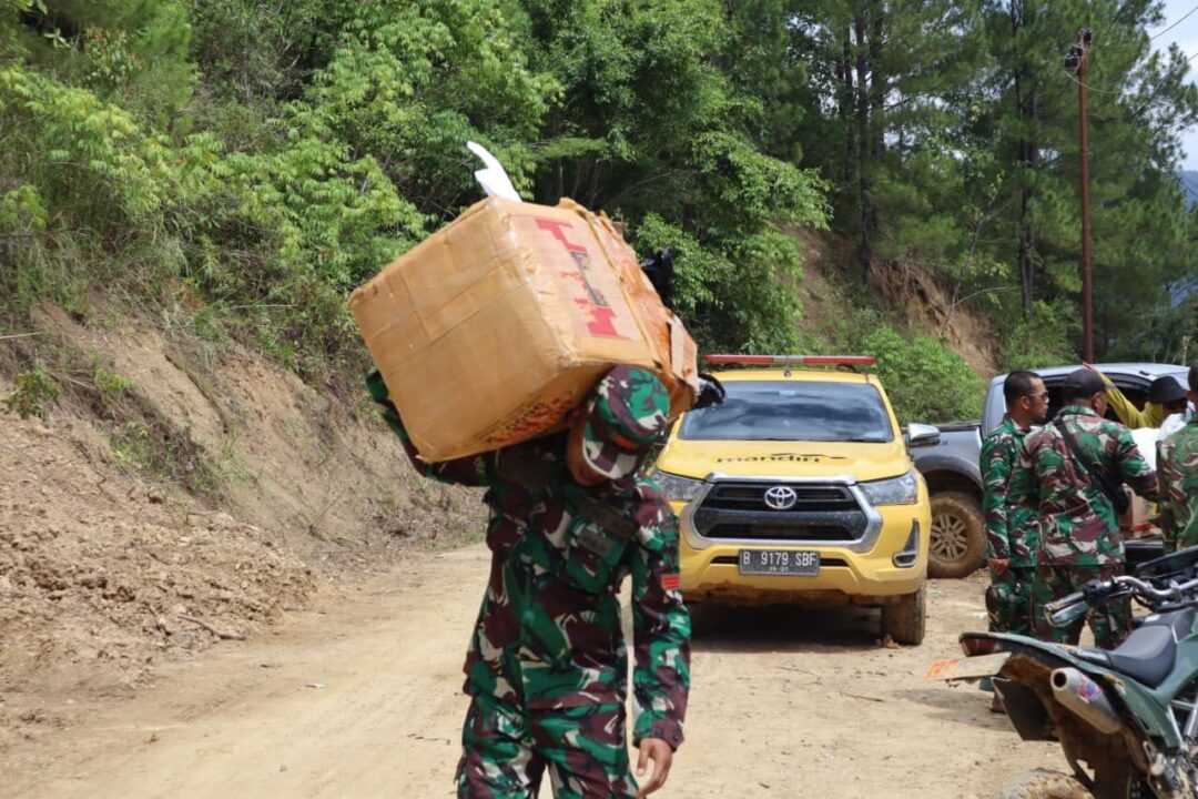 Tembus Medan Sulit Pining, TNI AD Salurkan Bantuan untuk Warga Terdampak Bencana