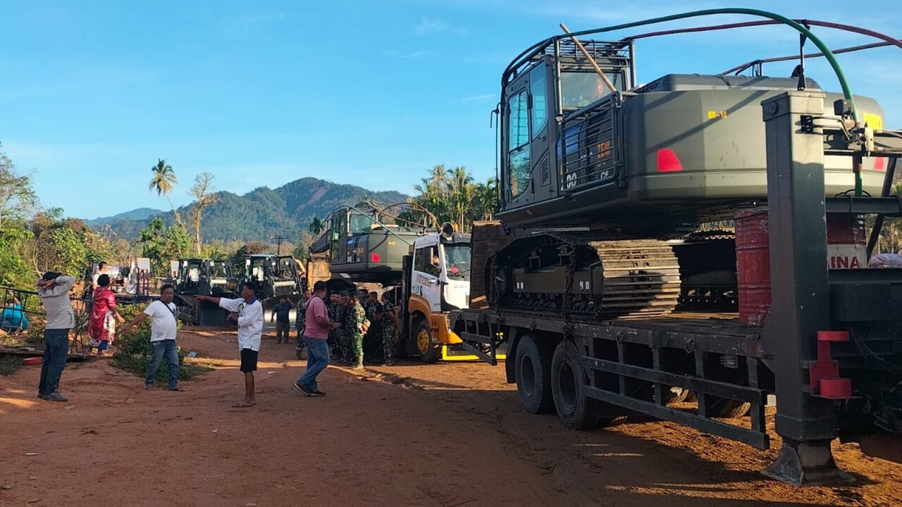 Satgas Gulbencal TNI AD Kerahkan Empat Alat Berat ke Lokasi Bencana Tukka