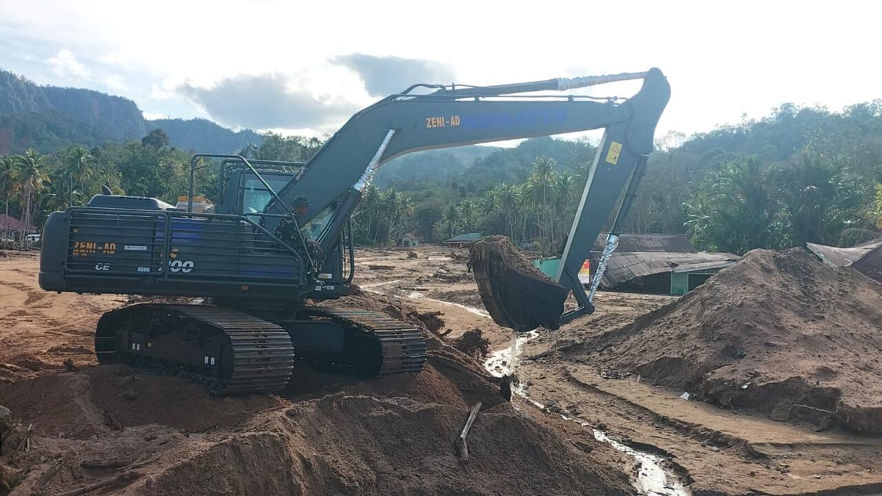 Satgas Gulbencal TNI AD Kerahkan Empat Alat Berat ke Lokasi Bencana Tukka