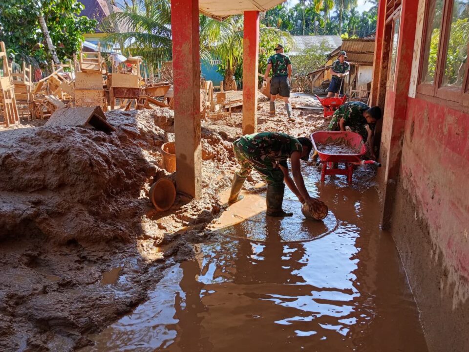 Dukung Kegiatan Belajar, Satgas Gulbencal Kodam I/BB Bersihkan SDN Hutanabolon 2