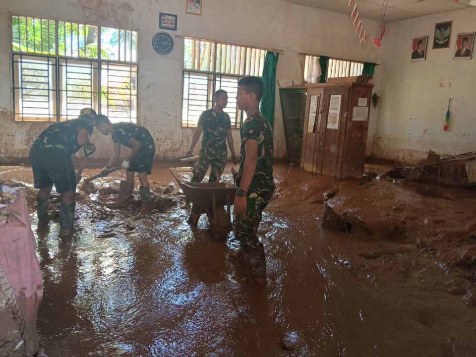 Dukung Kegiatan Belajar, Satgas Gulbencal Kodam I/BB Bersihkan SDN Hutanabolon 2