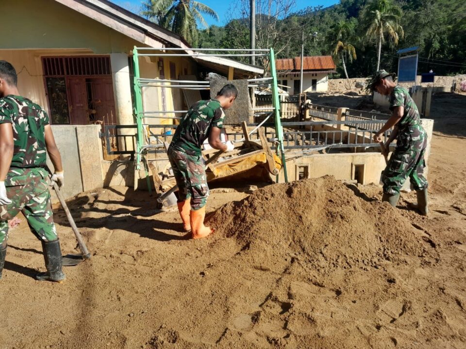 Dukung Kegiatan Belajar, Satgas Gulbencal Kodam I/BB Bersihkan SDN Hutanabolon 2