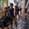 Prajurit Yonif 117/KY Gotong Royong Bersihkan MIN 4 Kuala Simpang