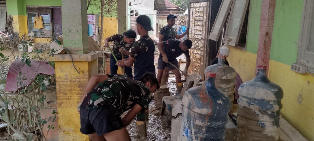 Prajurit Yonif 117/KY Gotong Royong Bersihkan MIN 4 Kuala Simpang