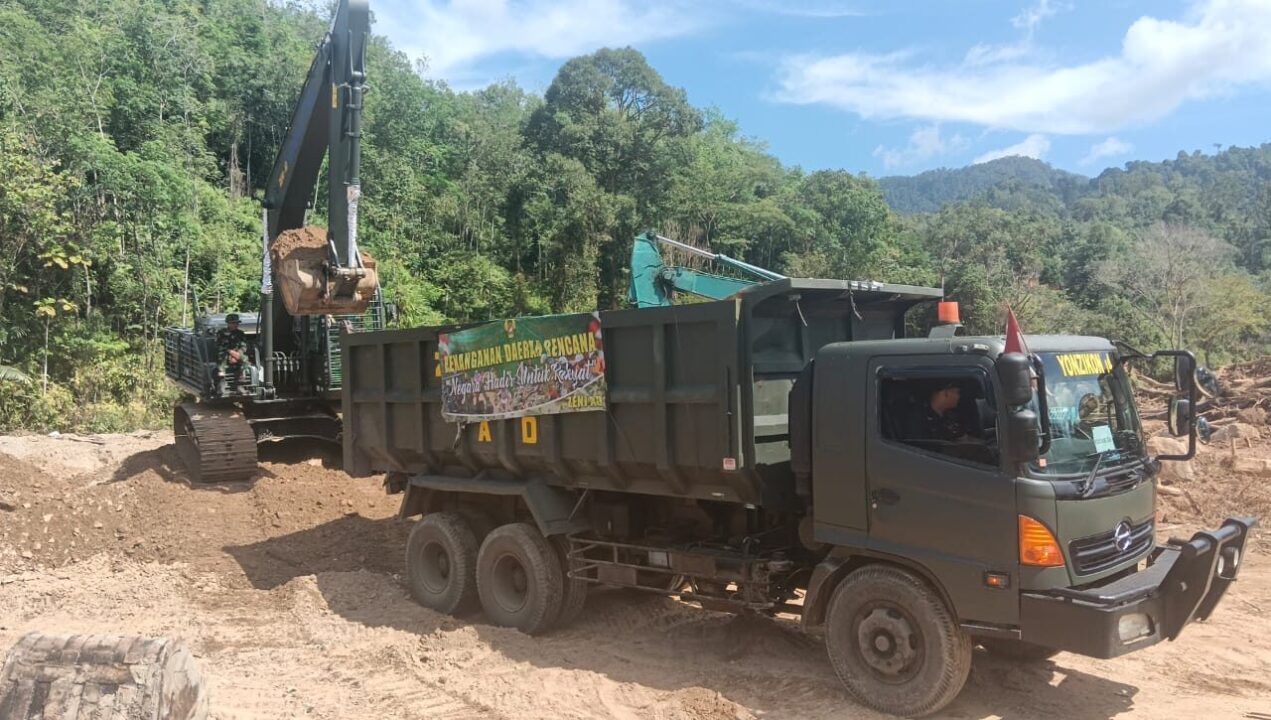 Maksimalkan Alat Berat, TNI AD Normalisasi GKPI Hutanabolon Pascabanjir