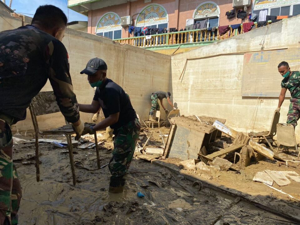 Prajurit Yonif 115/Macan Leuser Bersihkan Lumpur Banjir di Kantor MPD Aceh Tamiang