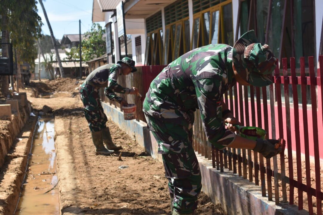TNI AD Bersihkan Dua Sekolah Terdampak Bencana di Tukka, Aktivitas Belajar Kembali Pulih
