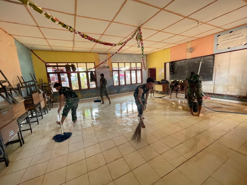 TNI AD Bersihkan Dua Sekolah Terdampak Bencana di Tukka, Aktivitas Belajar Kembali Pulih